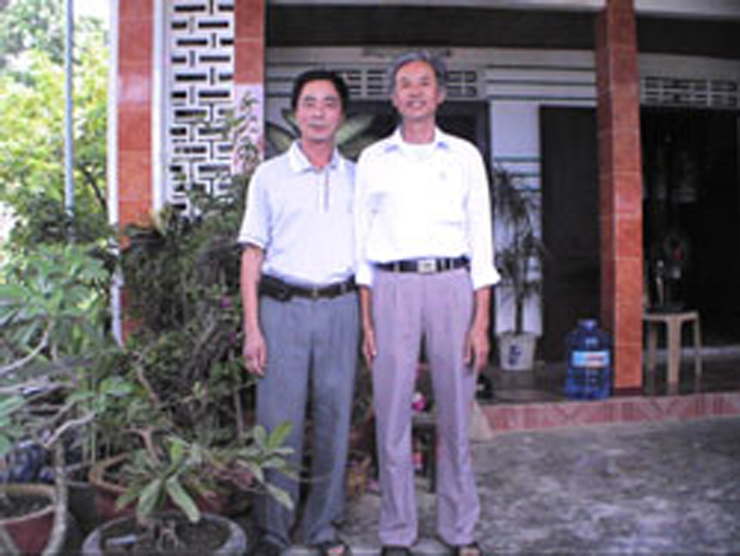 Hoàng Hiếu Nhân (bên trái) cùng tác giả Hoàng Minh Đức năm 2009.