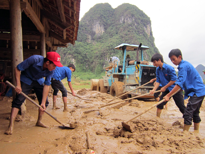 Thanh niên tình nguyện giúp dân khắc phục hậu quả bão lụt năm 2013.