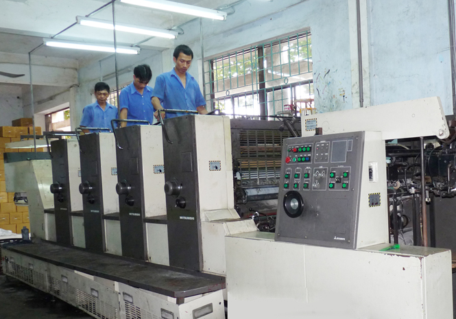 Công nhân Công ty CP in Quảng Bình kiểm tra hệ thống máy in chuẩn bị in số báo mới. Ảnh: P.V