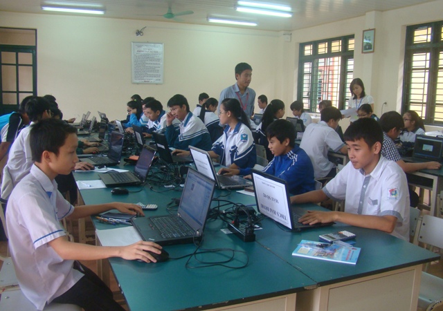 Tại điểm thi Trường THCS số 1 Nam Lý (TP.Đồng Hới), các thí sinh bậc THCS đang tập trung làm bài thi.