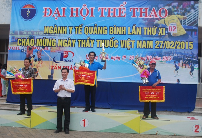 Đồng chí Nguyễn Đức Cường, Giám đốc sở Y tế trao giải toàn đoàn cho các đơn vị.