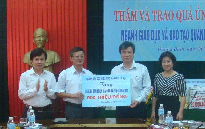Đồng chí Nguyễn Hữu Độ, TUV, Giám đốc Sở Giáo dục và Đào tạo TP.Hà Nội trao tặng món quà 500 triệu đồng cho ngành Giáo dục và Đào tạo tỉnh ta