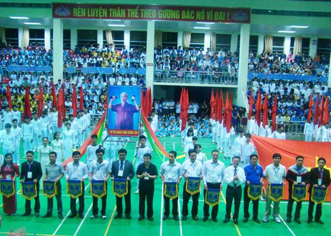 Đồng chí Trần Tiến Dũng, trao cờ lưu niệm cho các đoàn vận động viên tham gia thi đấu tại Hội khỏe Phù Đổng tỉnh Quảng Bình lần thứ XIII-2015.