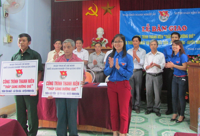 Tuổi trẻ Đoàn khối doanh nghiệp trao học bổng cho học sinh nghèo vượt khó học giỏi của xã Yên Hóa.