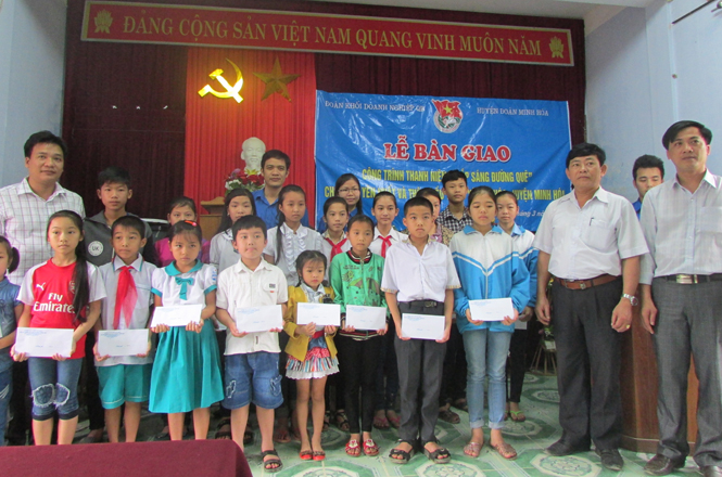 Tuổi trẻ Đoàn khối doanh nghiệp trao học bổng cho học sinh nghèo vượt khó học giỏi của xã Yên Hóa.