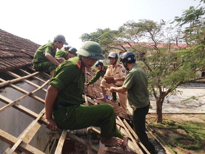Lực lượng Công an huyện Bố Trạch giúp nhân dân khắc phục hậu quả thiên tai.