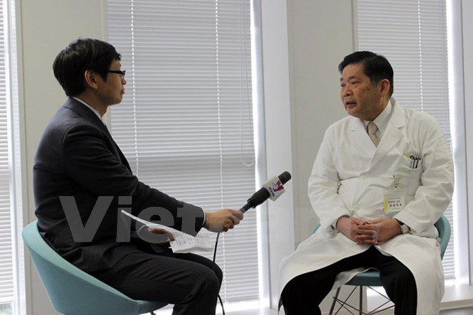 Giáo sư Hidemi Goto trả lời phỏng vấn của phóng viên TTXVN. (Ảnh: Hữu Thắng/TTXVN)