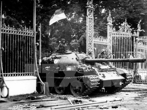Xe tăng quân Giải phóng tiến qua cổng sắt đánh chiếm Dinh Tổng thống ngụy quyền Sài Gòn, sào huyệt cuối cùng của quân địch. (Nguồn: TTXVN)
