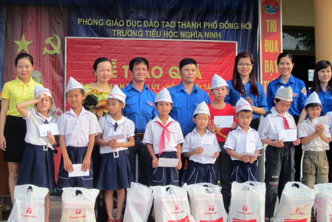 Trao quà cho học sinh nghèo vượt khó Trường TH Nghĩa Ninh