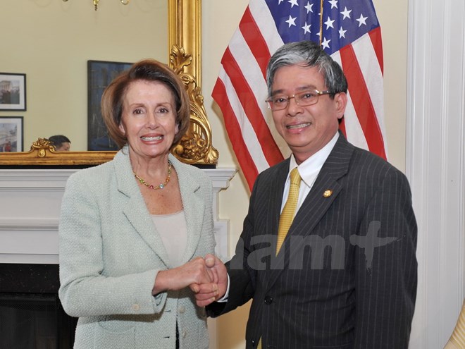 Đại sứ Phạm Quang Vinh trong buổi làm việc với Hạ nghị sỹ Nancy Pelosi. (Ảnh: Thanh Tuấn/Vietnam+)