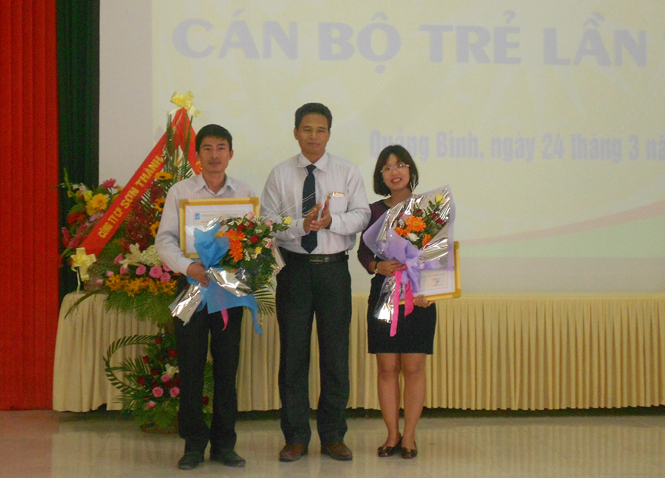 PGS.TS Hoàng Dương Hùng, Hiệu trưởng Trường Đại học Quảng Bình trao thưởng cho các báo cáo xuất sắc.