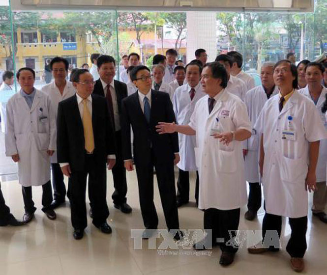  Phó Thủ tướng Vũ Đức Đam thăm Bệnh viện quốc tế Trung ương Huế. Ảnh: Quốc Việt - TTXVN