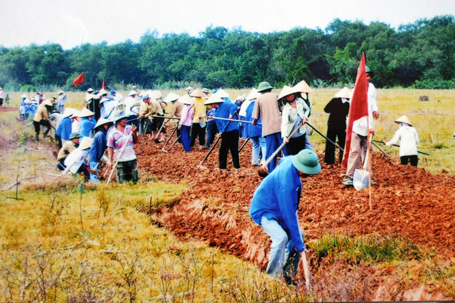 Nhân dân xã Hiền Ninh tích cực hưởng ứng xây dựng nông thôn mới.