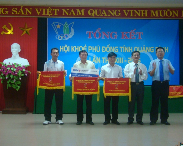 Đồng chí Đoàn Đức Liêm, TUV, Giám đốc Sở GD-ĐT, Trưởng Ban tổ chức Hội khỏe Phù Đổng tỉnh trao giải toàn đoàn cho các trường THPT.