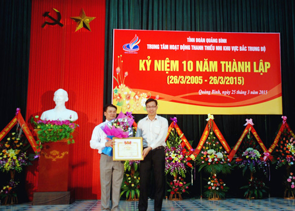 Đồng chí Nguyễn Minh Thơ, Chỉ huy trưởng lực lượng thanh niên xung phong Trung ương Đoàn trao bằng khen cho Trung tâm hoạt động Thanh thiếu nhi khu vực Bắc Trung bộ vì đã có thành tích xuất sắc trong năm tình nguyện 2014.