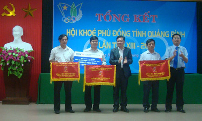 Đồng chí Nguyễn Tiến Hoàng, TUV, Phó Chủ tịch UBND tỉnh trao giải toàn đoàn cho khối các phòng GD-ĐT.