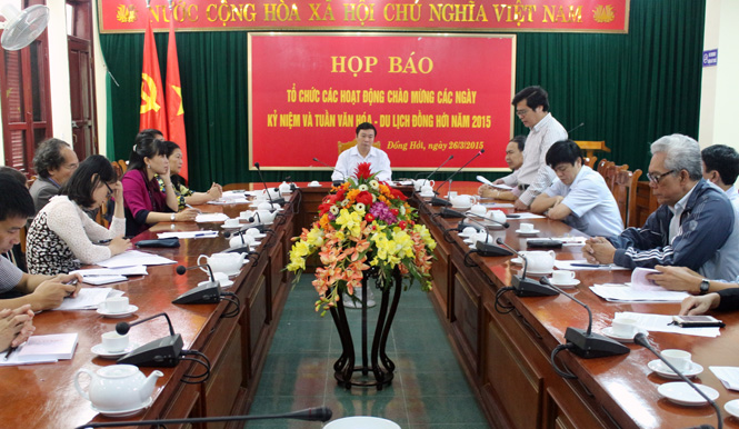 Ông Trần Đình Dinh, Chủ tịch UBND thành phố chủ trì buổi họp báo.