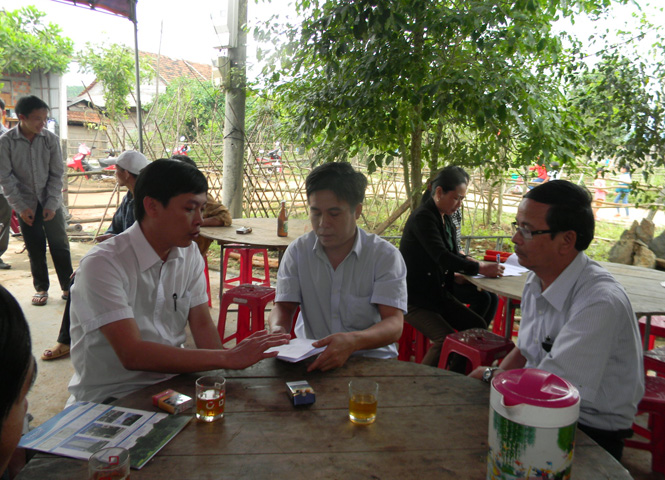 Đại diện lãnh đạo chính quyền huyện Bố Trạch đến thắp hương chia buồn tại các gia đình có người bị tử nạn ở xã Lâm Trạch sáng 26-3-2015.