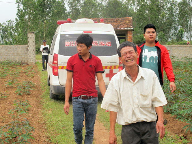 Ông Nguyễn Văn Hữu, thôn Đại Nam 3, xã Đại Trạch, Bố Trạch khóc ngất khi đón thi thể con trai.