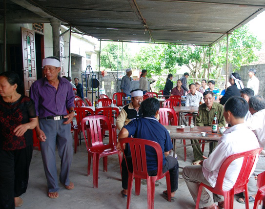 Người thân, bạn bè đến viếng nạn nhân Trương Đình Tuấn ở xã Hiền Ninh, Quảng Ninh.