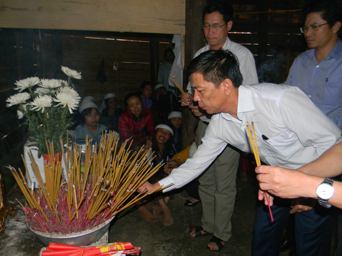 Đồng chí Nguyễn Hữu Hoài thắp hương viếng nạn nhân Nguyễn Văn Dũng tại gia đình ở thôn 1, xã Lâm Trạch (Bố Trạch).