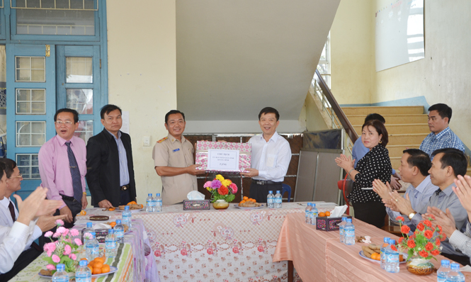 Đồng chí Chủ tịch UBND tỉnh tặng quà cho giáo viên Trường Hữu nghị Thà Khẹc, tháng 1-2015.