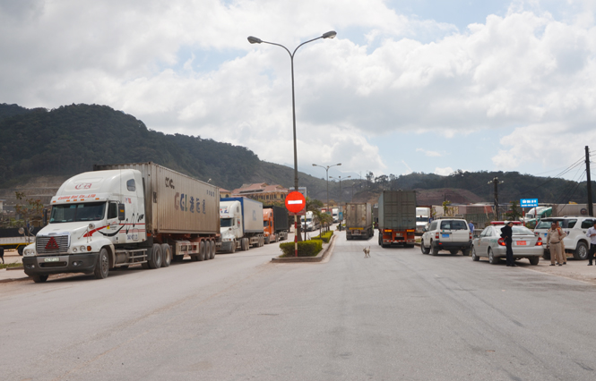 Lưu lượng phương tiện hàng hoá qua Cửa khẩu Cha Lo tăng cao.