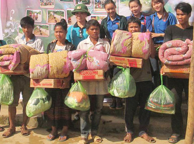 Hội vì học sinh vùng cao tặng quà cho đồng bào, học sinh vùng cao và tặng lợn cho người dân nghèo.