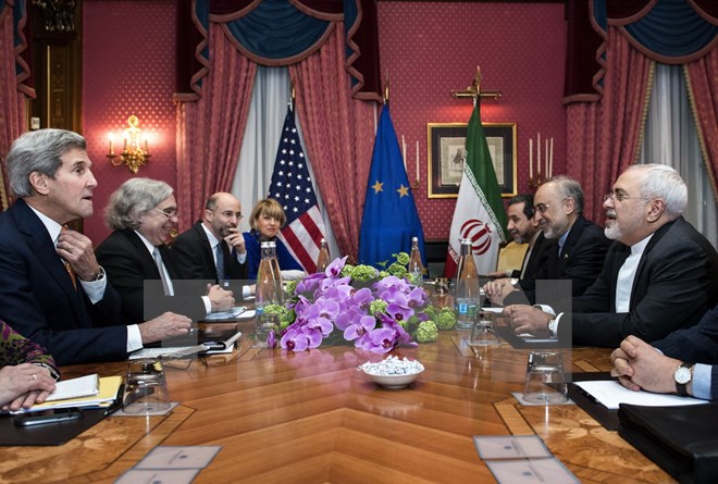 Tại thị trấn Lausanne của Thụy Sĩ, Ngoại trưởng Mỹ John Kerry (trái) và người đồng cấp Iran Mohammad Javad Zarif (phải) tiếp tục vòng đàm phán mới. (Nguồn: AFP/TTXVN)
