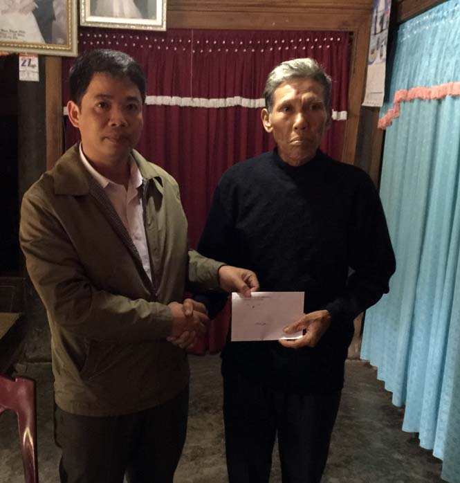 Đồng chí Nguyễn Bắc Việt, Phó Chủ tịch UBND huyện Minh Hóa thăm hỏi và trao tiền hỗ trợ cho gia đình anh Đinh Minh Đàn.