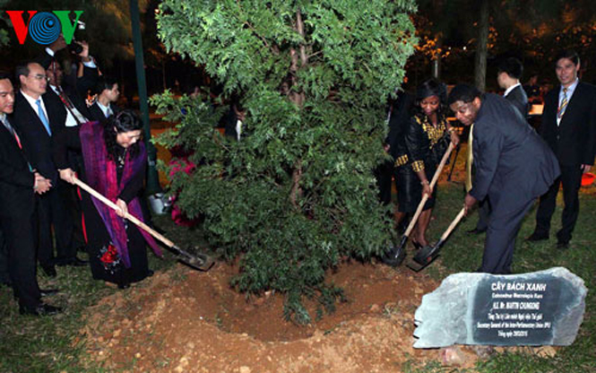  Phó Chủ tịch Quốc hội Tòng Thị Phóng và Tổng thư ký Liên minh Nghị viện Thế giới Martin Chungong trồng lưu niệm cây bách xanh tại Làng văn hóa - Du lịch các dân tộc Việt Nam