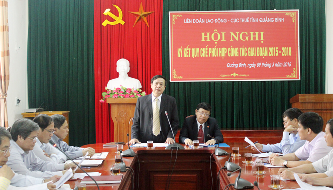 Đồng chí Lê Thuận Văn, Chủ tịch LĐLĐ tỉnh phát biểu thảo luận Quy chế phối hợp công tác giữa Cục Thuế tỉnh và LĐLĐ tỉnh.