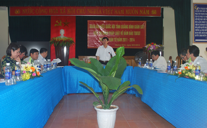 Đồng chí Nguyễn Ngọc Phương, TUV, Phó Trưởng đoàn ĐBQH tỉnh, phát biểu tại  buổi làm việc