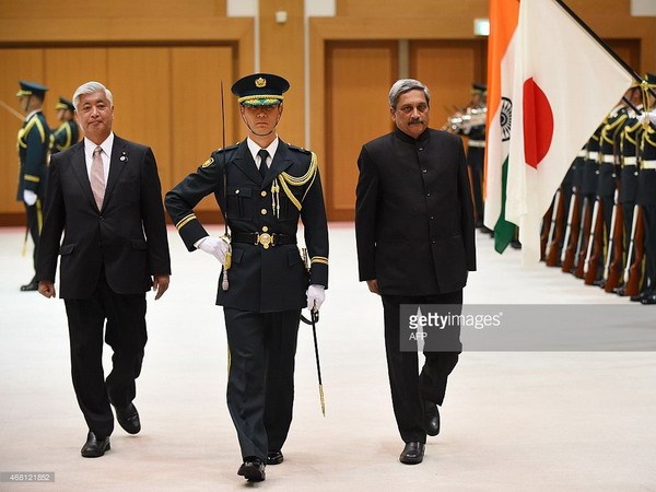 Bộ trưởng Quốc phòng Ấn Độ Manohar Parrikar (phải) và người đồng cấp Nhật Bản Gen Nakatani (trái) tại Tokyo. (Nguồn: Getty/AFP)