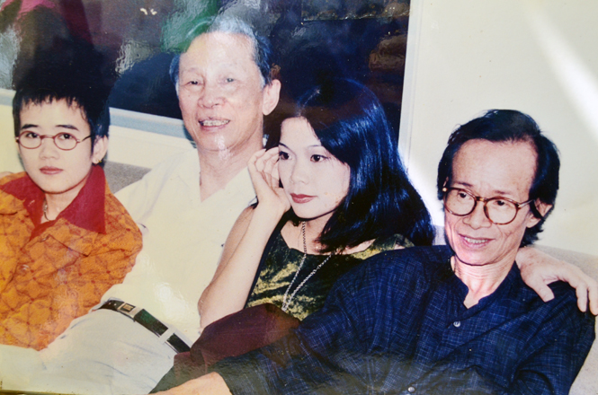 Nhạc sỹ Trịnh Công Sơn, ca sỹ Mỹ Lệ và một số nghệ sỹ khác (Ảnh do gia đình nhạc sỹ Hoàng Sông Hương cung cấp).