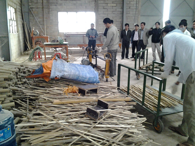 Một doanh nghiệp sản xuất mây tre đan xuất khẩu ở Khu công nghiệp Tây Bắc Đồng Hới.