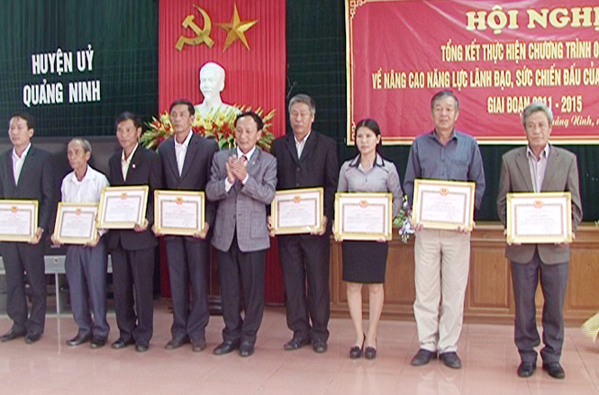 Đồng chí Bí thư Huyện ủy Quảng Ninh trao giấy khen cho các tập thể xuất sắc trong thực hiện Chương trình “Về nâng cao năng lực lãnh đạo và sức chiến đấu của tổ chức Đảng các cấp, giai đoạn 2011-2015”.