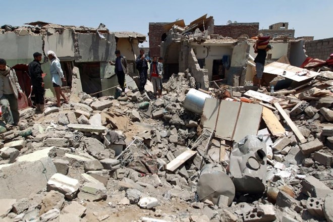 Một ngôi nhà ở gần sân bay Sanaa bị phá hủy sau cuộc không kích của liên quân hôm 31/3. (Nguồn: AFP)