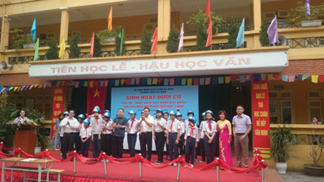 Phó Chủ tịch Ủy ban ATGT Quốc gia Khuất Việt Hùng trao tặng các em học sinh Trường THCS Ba Đình MBH