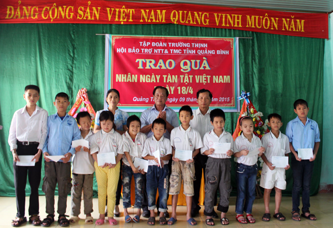Trao quà cho học sinh tại Trung tâm giáo dục trẻ khuyết tật huyện Quảng Trạch.