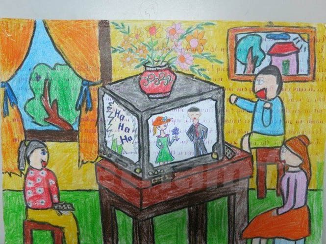 Ý tưởng về tivi bốn mặt, tác phẩm của em Vũ Thủy Tiên, học sinh trường Tiểu học Lĩnh Nam, Hà Nội, tham dự cuộc thi Ý tưởng trẻ thơ năm 2014. (Ảnh: Vietnam+)