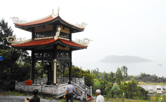 Đảo Yến-nhìn từ khu mộ Đại tướng ở Vũng Chùa.