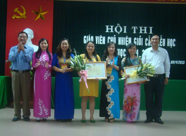 Lãnh đạo Sở Giáo dục và Đào tạo trao giải nhất cho hai cô giáo Phan Thị Mỹ Yến và Nguyễn Thị Hoa.