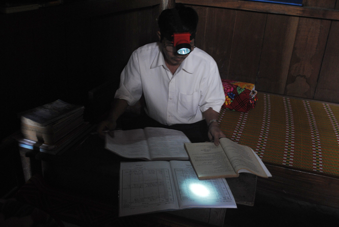 Những người thầy đêm đêm phải đội đèn pin soạn giáo án để kịp tiết dạy sáng mai.