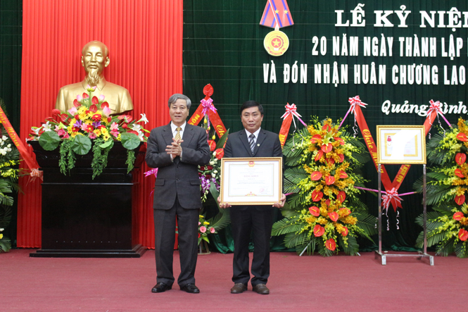Ông Phạm Văn Vẽ đón nhận bằng khen của Thủ tướng Chính phủ.