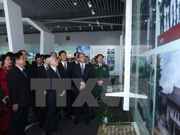 Tổng Bí thư Nguyễn Phú Trọng thăm Nhà Triển lãm quy hoạch thành phố Côn Minh. (Ảnh: Trí Dũng/TTXVN)