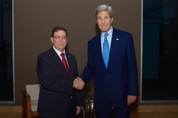 Ngoại trưởng Cuba Bruno Rodriguez bắt tay người đồng cấp Mỹ John Kerry (Nguồn: Bộ Ngoại giao Mỹ)