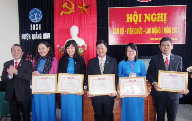 Những cá nhân tiêu biểu của BHXH huyện Quảng Ninh được BHXH tỉnh tặng Giấy khen năm 2014.
