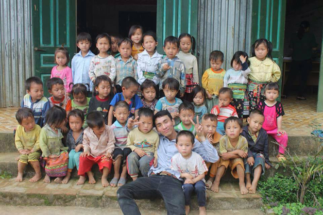 Nguyễn Bảo Ngọc với các em nhỏ vùng cao.