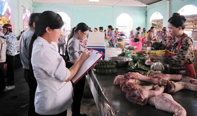 Kiểm tra cơ sở kinh doanh thịt tại chợ Hoàn Lão (Bố Trạch).